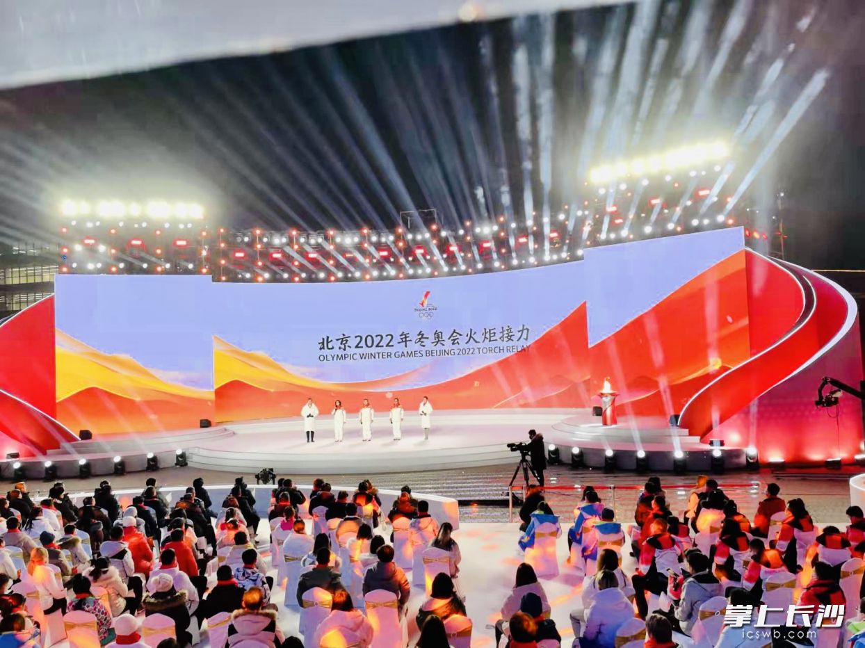 北京冬奥会首钢火炬接力现场。 均为新亚胜光电供图