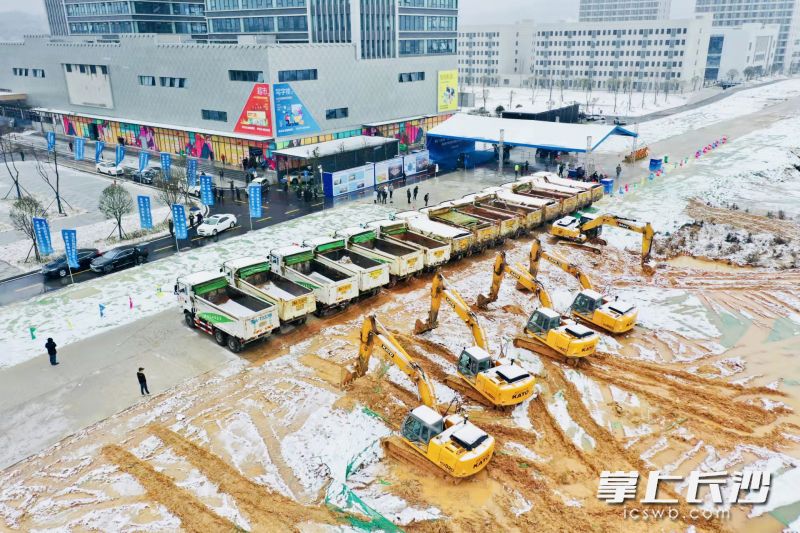 踏雪开工，起步就是冲刺。 通讯员 田超 摄