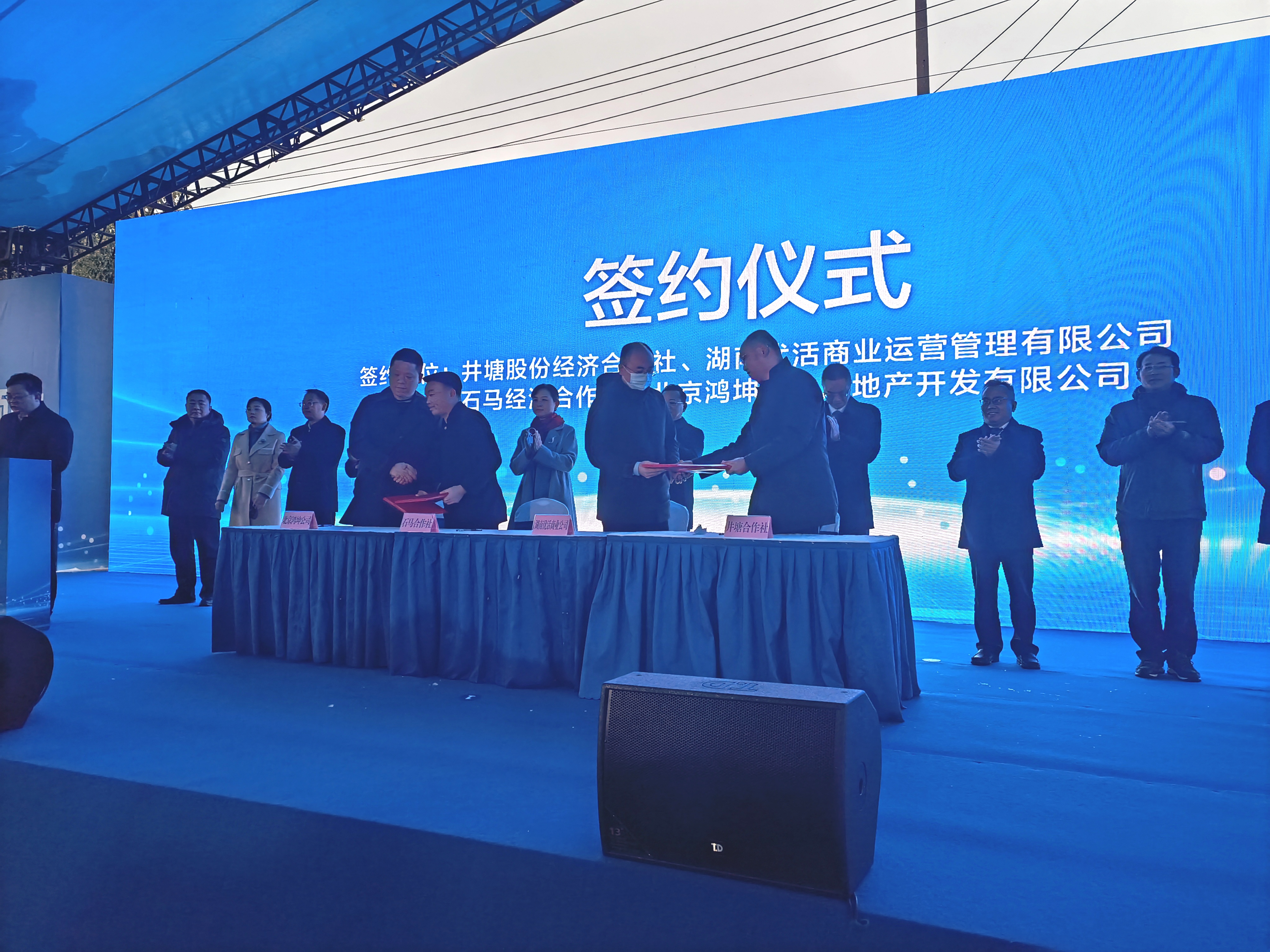 雅塘片区城市更新项目7日开工项目1个，为雅塘冲路东段项目；签约项目2个，分别为石马雅苑商业楼宇招租、五江天街商业楼宇招商，同时车站南路通车。长沙晚报全媒体记者  胡媛媛
