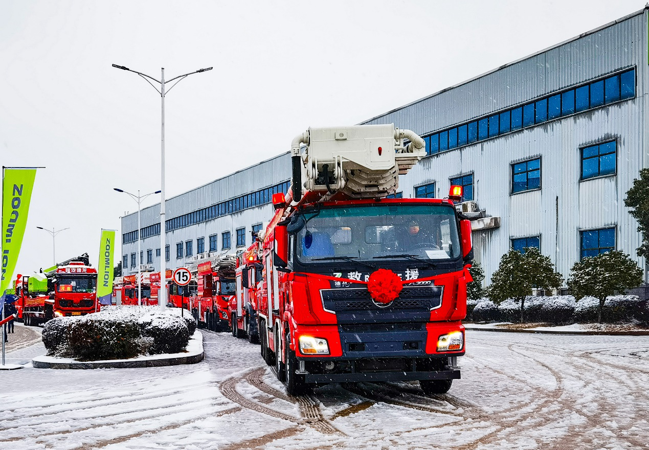 中联重科消防产品身披瑞雪驶出望城工业园。通讯员　刘成坤 供图