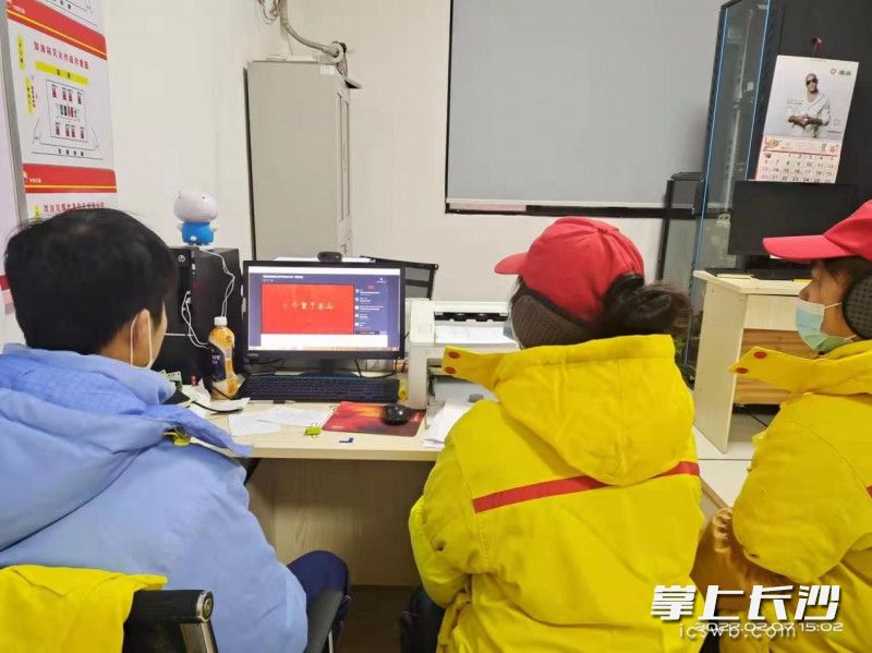 长沙企业员工通过电脑收看湖南省节后复工复产“开工第一课讲安全”直播活动。长沙应急 供图