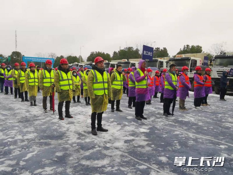 冰天雪地里，芙蓉区建设者们以昂扬的斗志，力争“开门红”。长沙晚报全媒体记者 颜家文 摄
