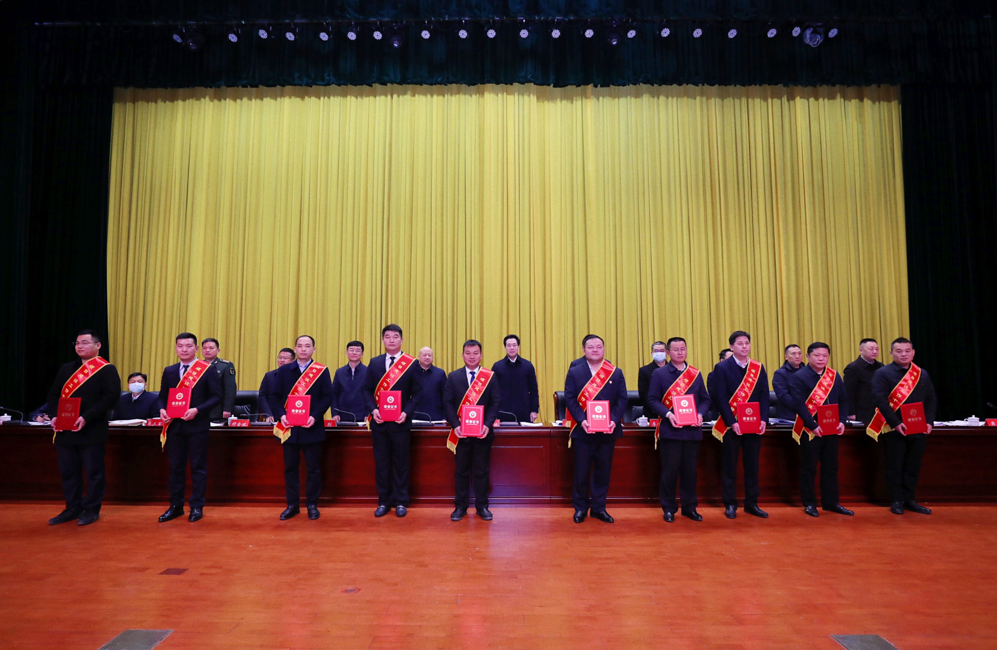 会议上表彰了2021年度项目建设、征拆安置、优化营商环境、招商引资以及财税工作先进单位和个人。