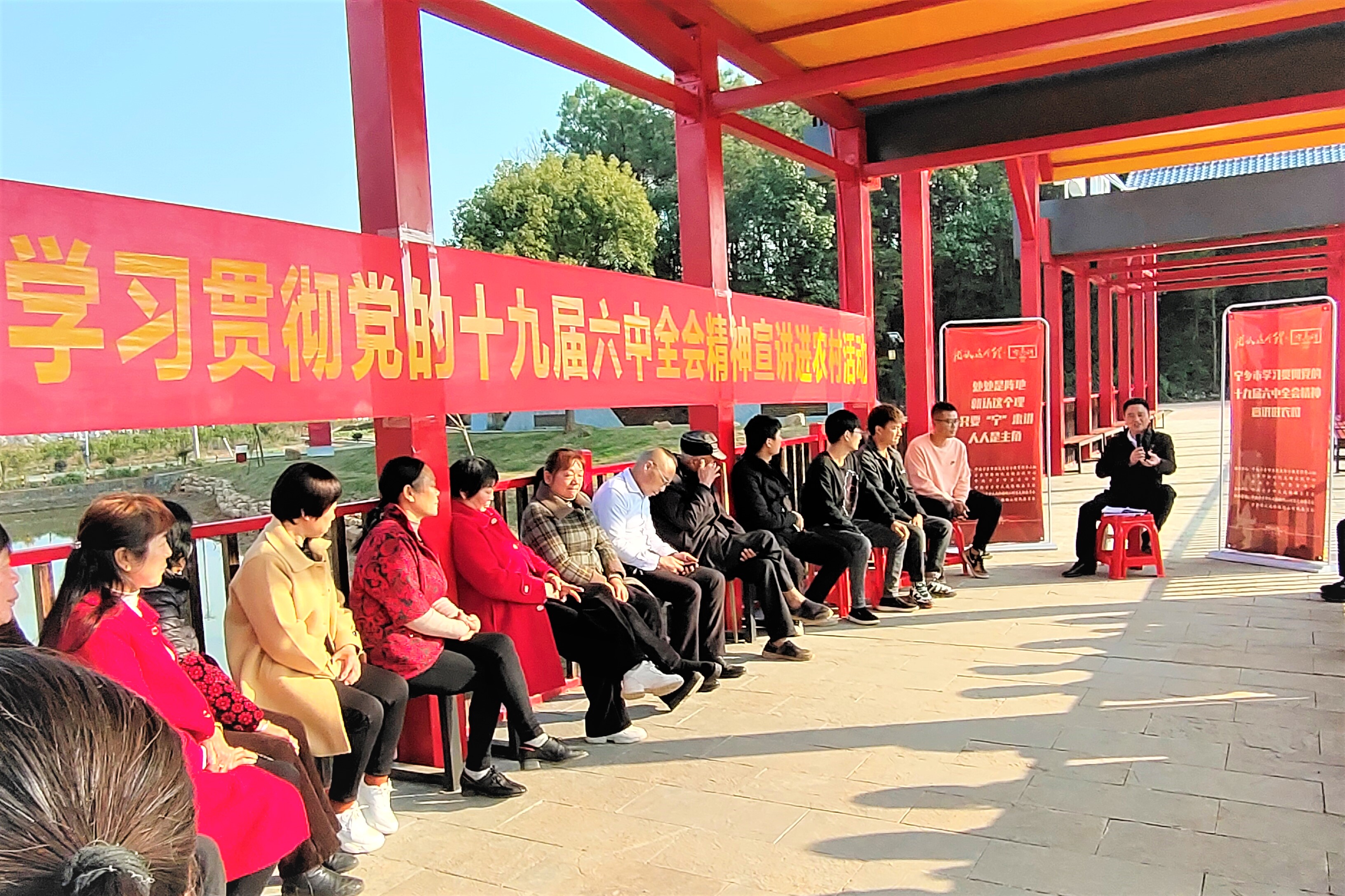 在新建成的风雨廊桥里，宁乡市鹊山村举行一场党的十九届六中全会精神宣讲。受访方供图