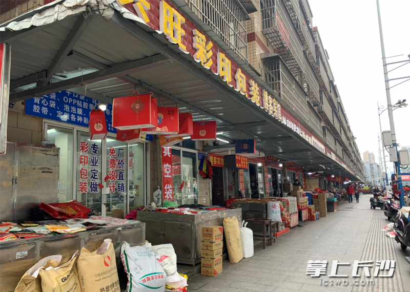 高桥大市场,很多商户不再迷信“开门炮”,静悄悄开业。长沙晚报全媒体记者 邓艳红 摄 高桥大市场,很多商户不再迷信“开门炮”,静悄悄开业。长沙晚报全媒体记者 邓艳红 摄