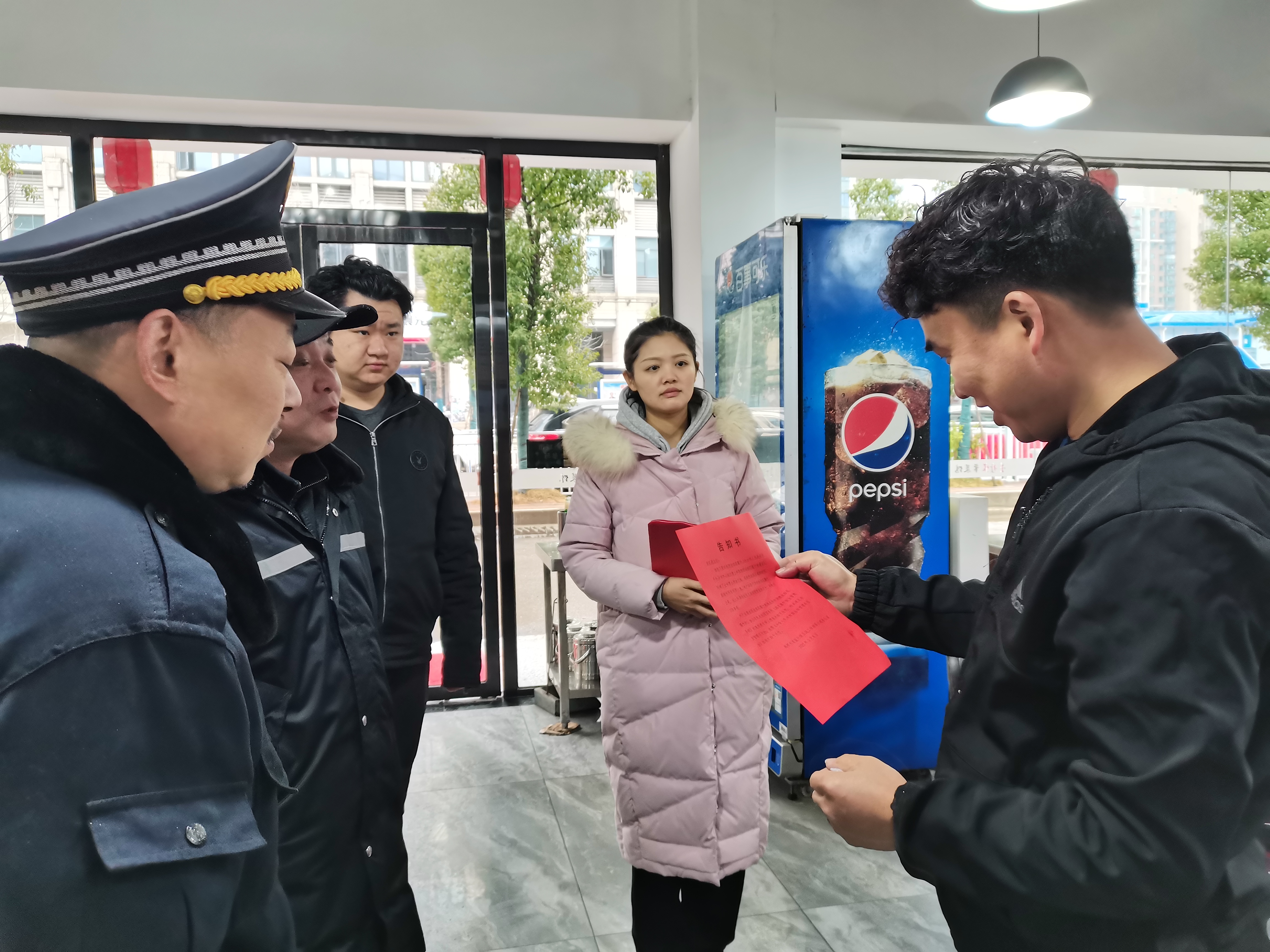 高桥街道城管、安监、综治等部门组成巡查劝导队，上门为商户发放“禁燃提醒”，倡导绿色开市。 长沙晚报通讯员 章锦 摄