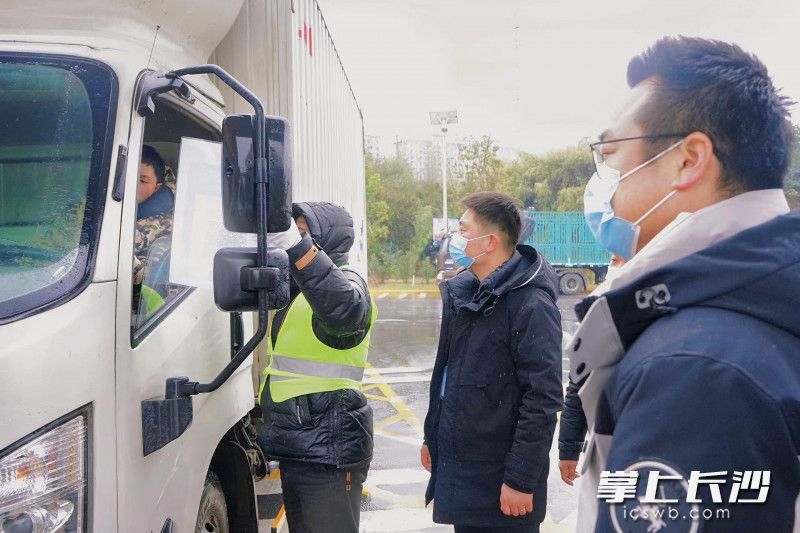 长沙县交通运输局货运监管人员纷纷走进各大物流园，分组、分片区对开工物流园进行上门督查。 长沙晚报通讯员 吴婉沁 摄