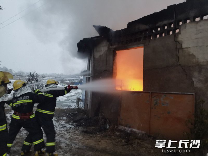 现场，开慧镇专职消防救援队出水枪扑灭民房火灾。均为长沙晚报通讯员 胡宇波 供图