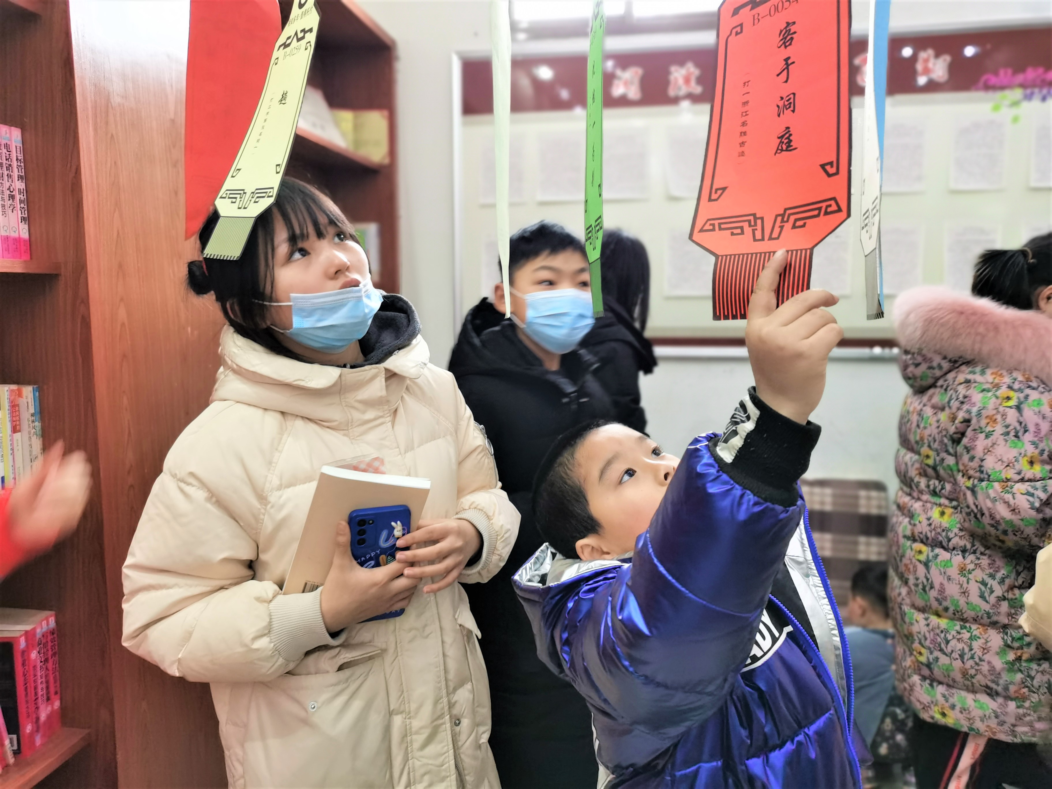 灯谜竞猜主题活动圈粉了许多村民群众尤其是小朋友。 长沙晚报全媒体记者 张禹 通讯员 黄碧峰 摄影报道