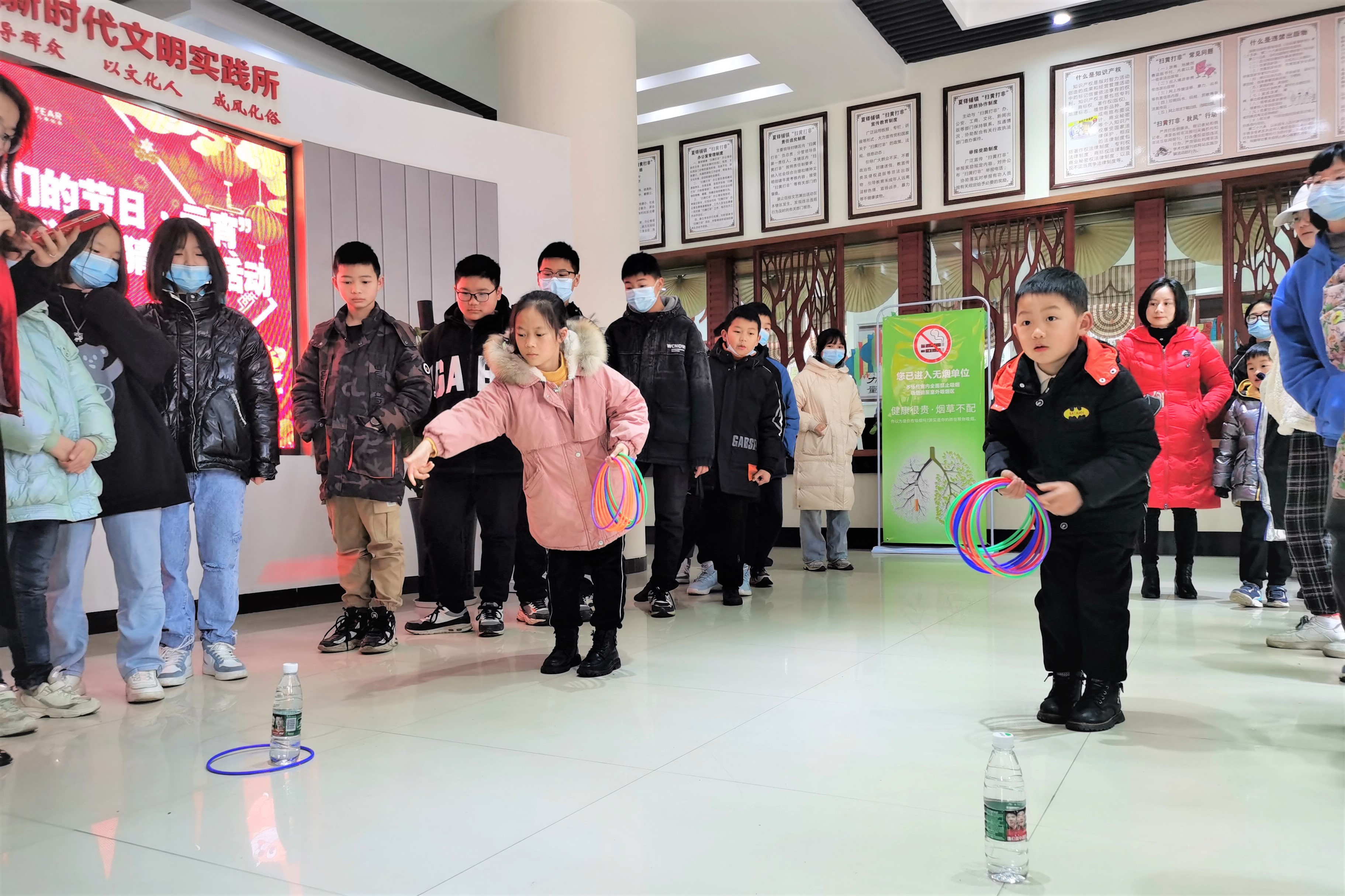 灯谜竞猜主题活动圈粉了许多村民群众，图为小朋友正在套圈圈。长沙晚报全媒体记者 张禹 通讯员 黄碧峰 摄影报道