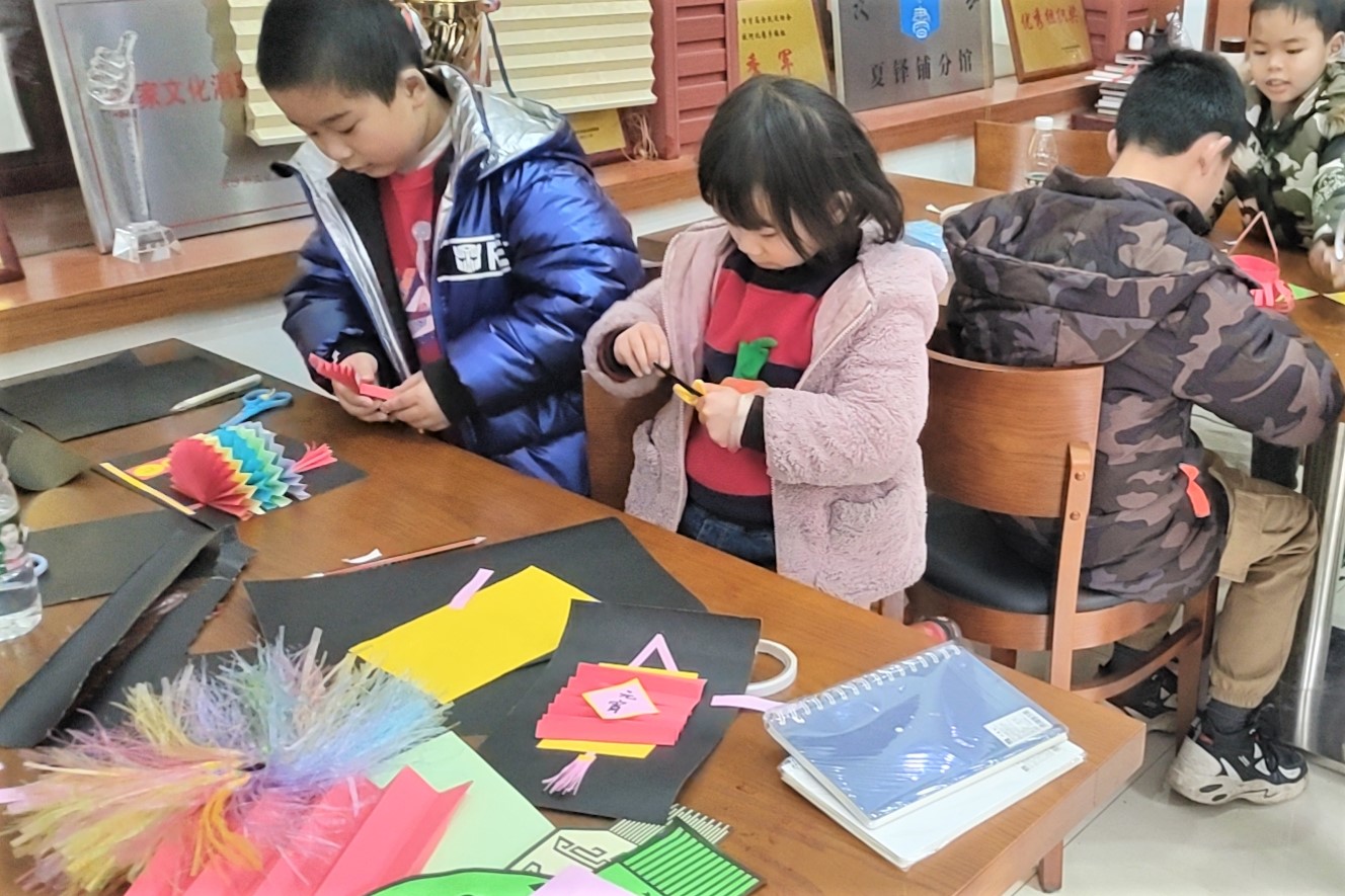 小朋友正在手工制作灯笼。长沙晚报全媒体记者 张禹 通讯员 黄碧峰 摄影报道 