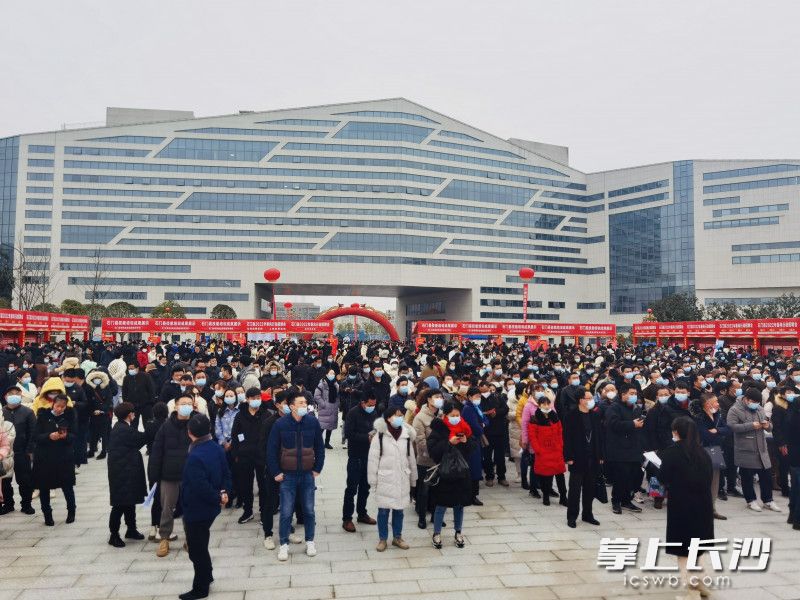 4800余石门老乡争赶“人才春集”。 