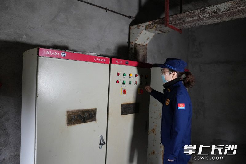 消防监督员来到中城丽景香山小区，开展整改复查。均为长沙晚报通讯员 冯运文 供图