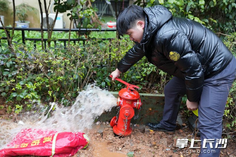 经检查，室外消火栓供水正常。