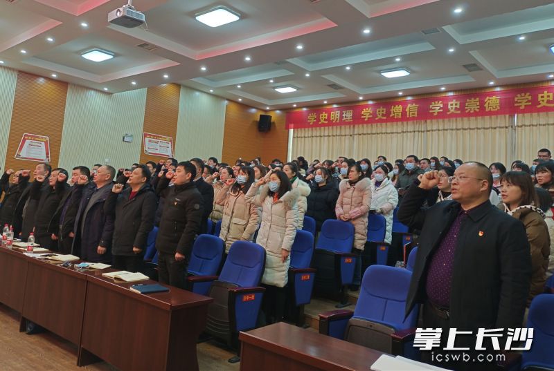 白箬党员教师重温入党誓词。