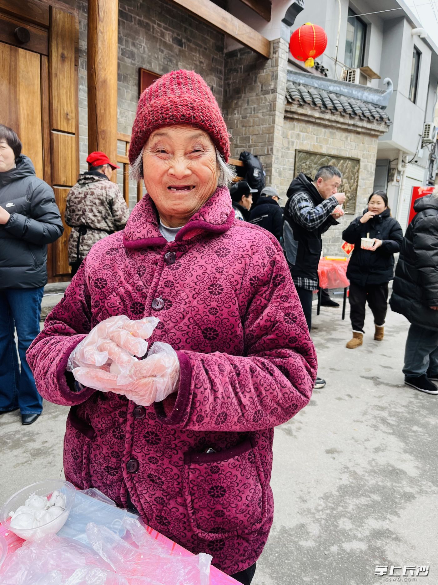 在老街上生活了一辈子的老街坊亲自秀手艺，搓汤圆招待游客。 