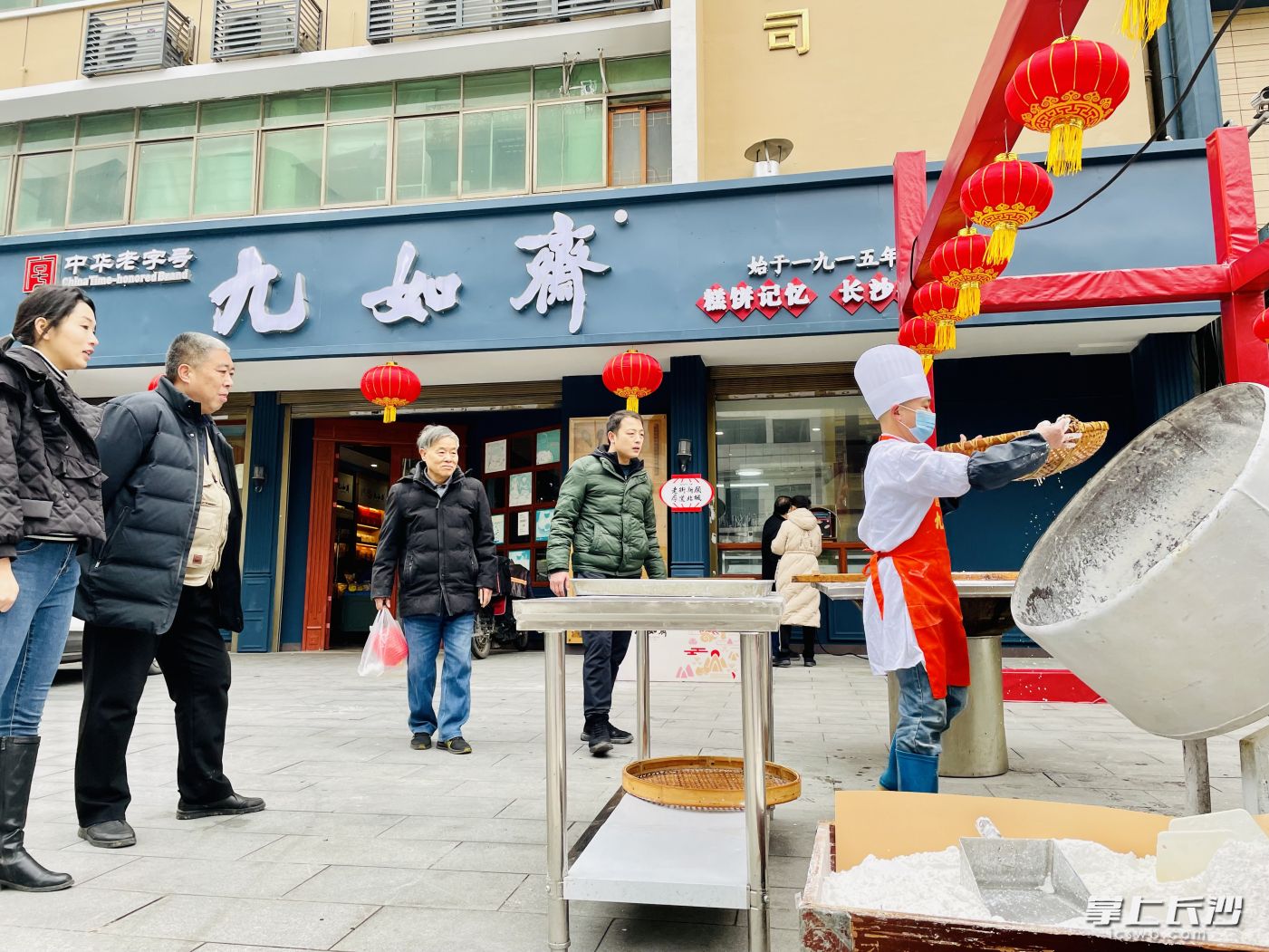 老字号的大师傅街头露手艺，滚元宵给市民尝鲜，吸引大伙打卡。