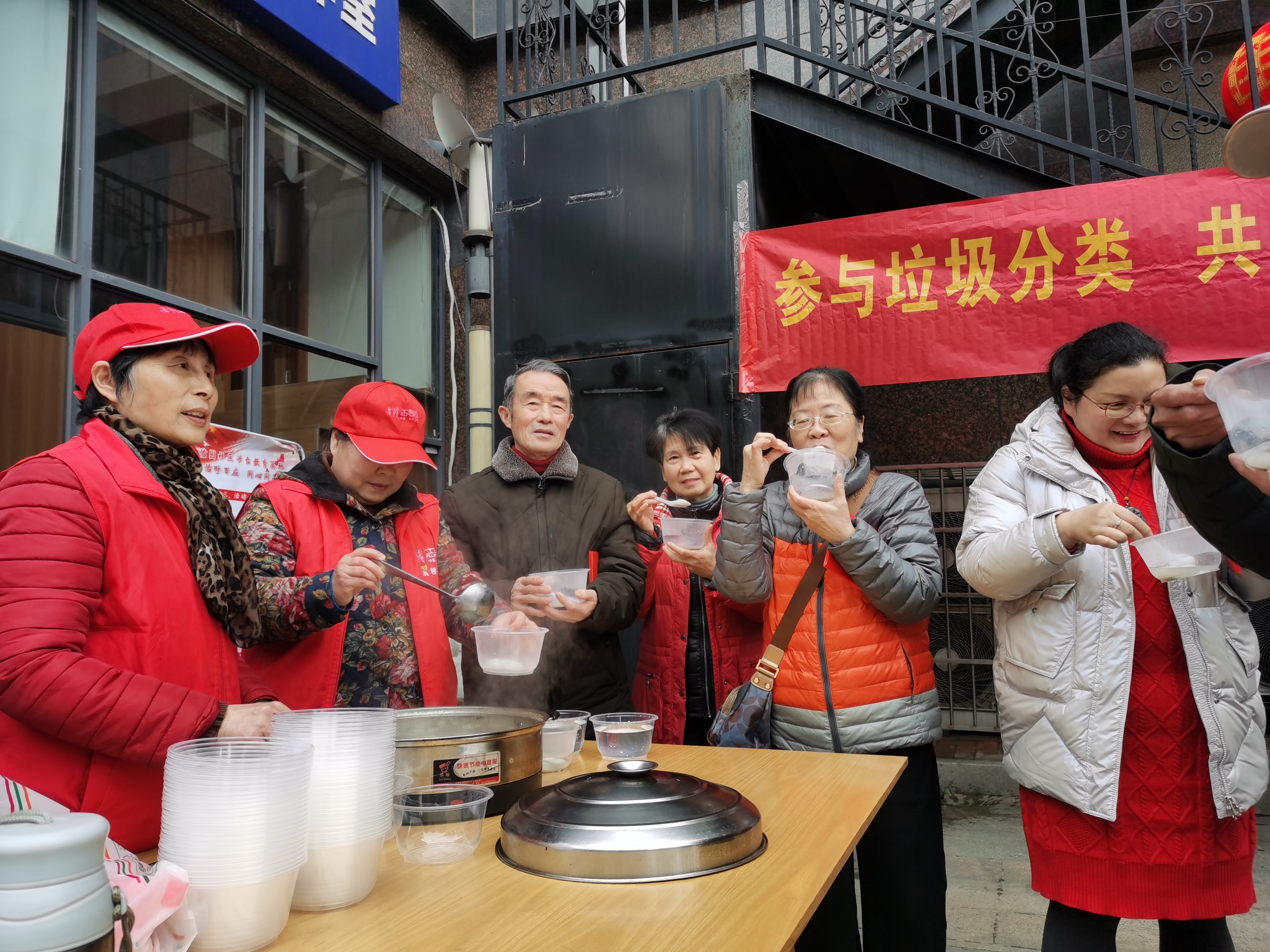 吃汤圆、看节目、赛手艺，有需求的市民还可顺便挑选心仪工作，这样的元宵活动收获不少赞声。 长沙晚报全媒体记者 胡媛媛 摄