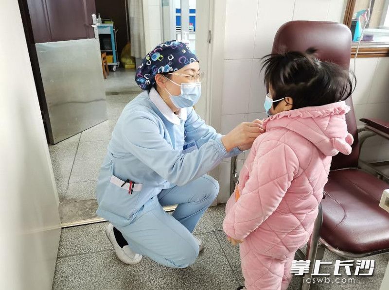 湘雅三医院急诊科护理人员安抚孕产妇随身而来、无人陪伴的4岁小女孩。由医院供图