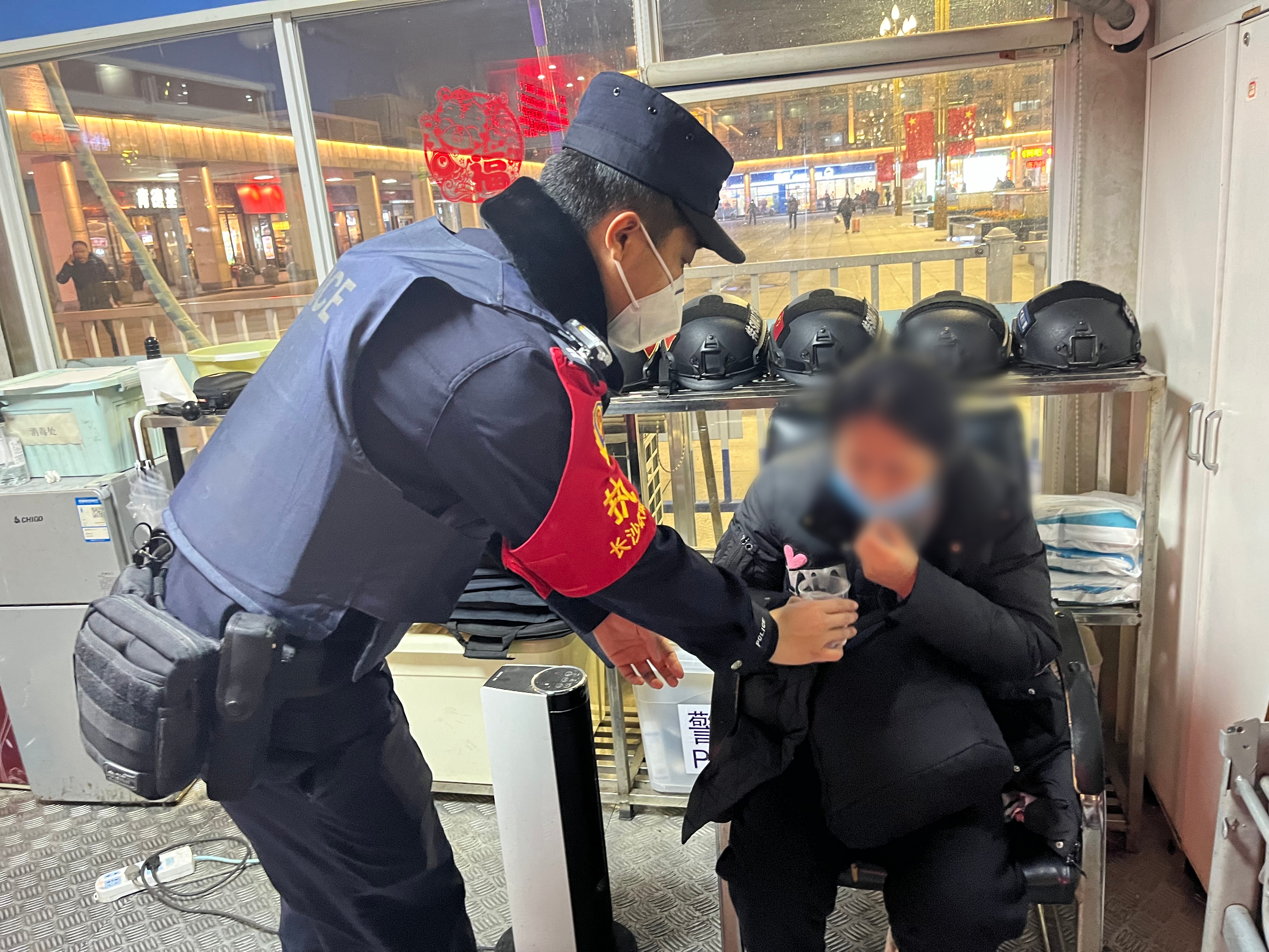 特警将李女士带到岗亭，为其倒上温水，陪她聊天让其情绪稳定下来。 警方供图