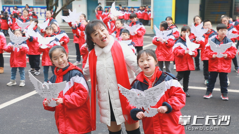 四方坪小学为学生专门策划了一“鸽”也不能少活动。活动中，孩子们在一只只洁白的和平鸽上签下自己的名字，送上对祖国最纯真的祝福。均为学校供图