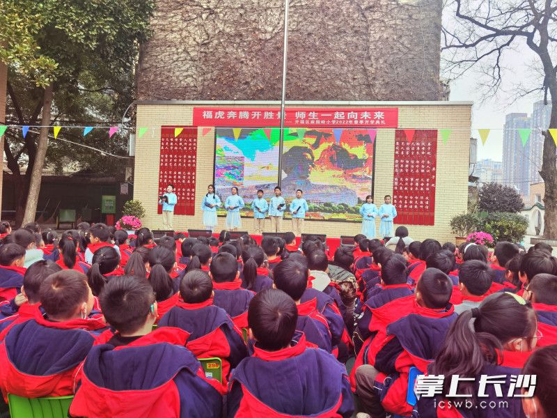 当开学撞上冬奥会，麻园岭小学主打冬奥会主题，在开学第一课上设计了冬奥会知识抢答活动。