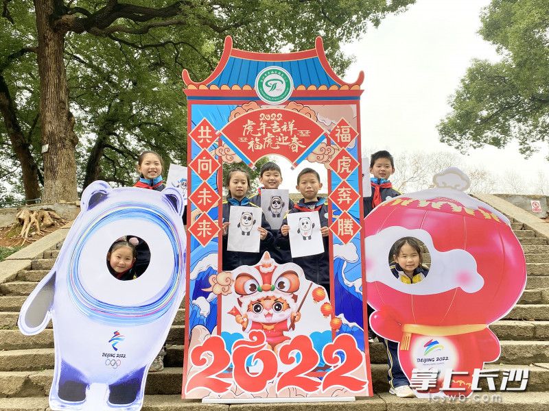 国庆二小的孩子手绘冰墩墩。