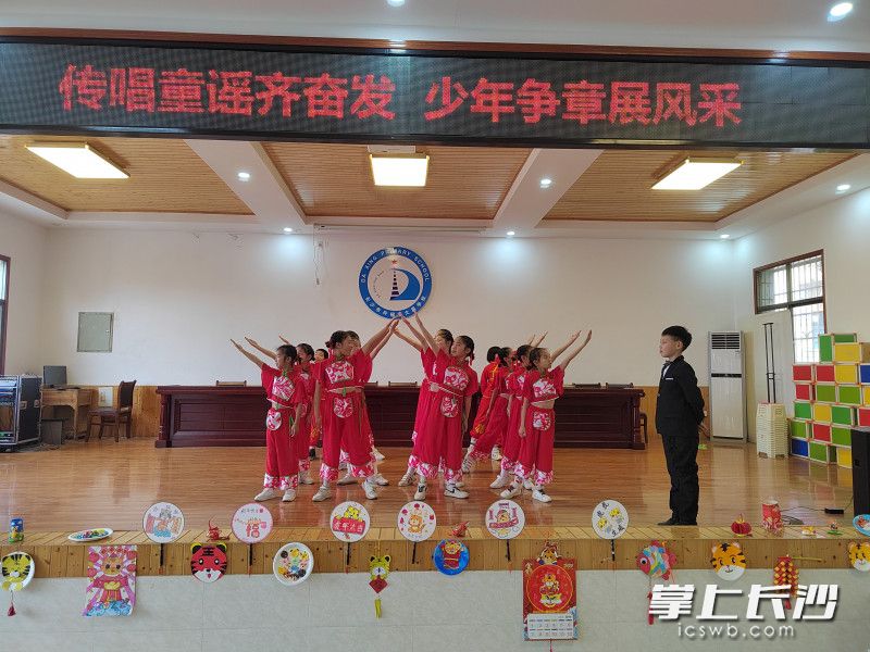 今天上午，大星小学举行了“传唱童谣齐奋发，力学笃行向未来”的开学第一课活动。
