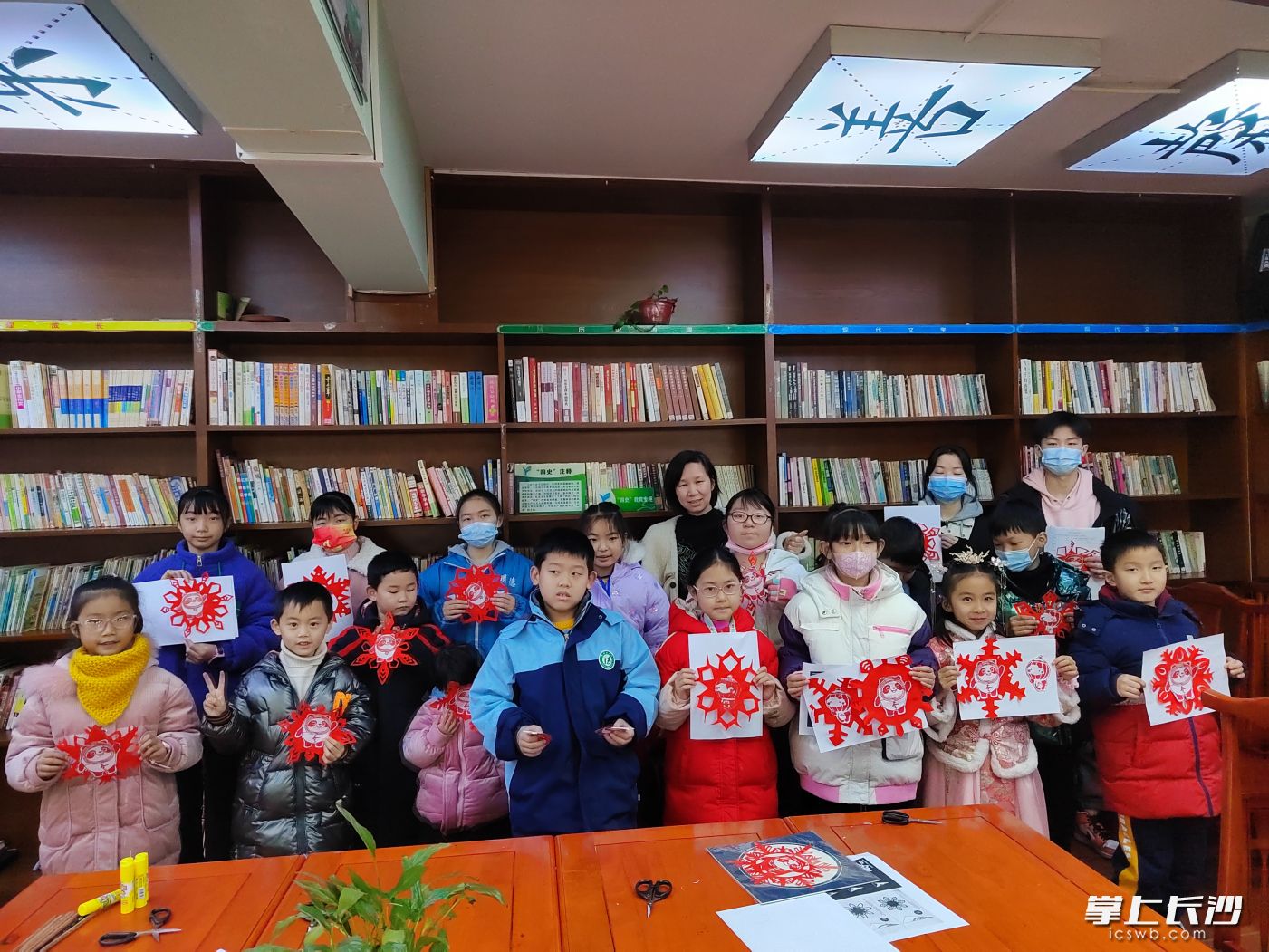 一场新颖的邻里喜乐会亮相德馨园社区，剪纸达人带领孩子们玩转手上创意，一只只萌态十足的“冰墩墩”跃然纸上。长沙晚报通讯员  林曼 摄