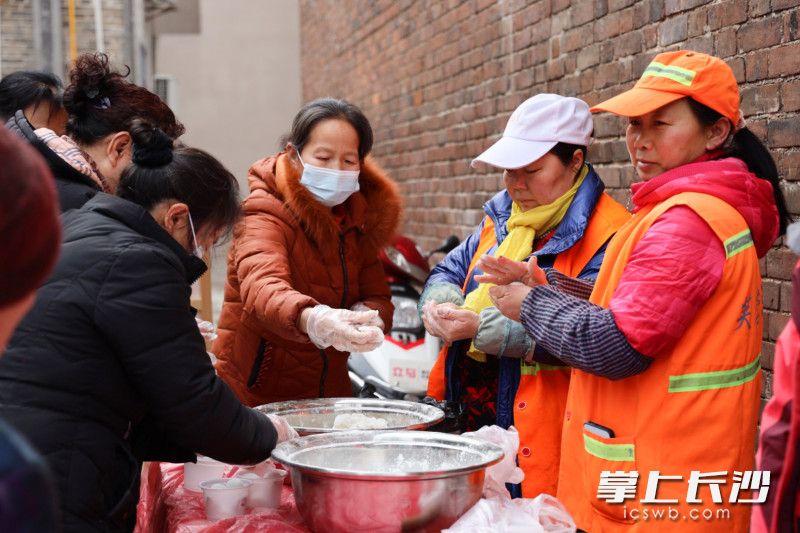大家一起现场制作汤圆，其乐融融。