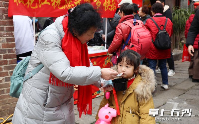 元宵节里免费品尝汤圆。