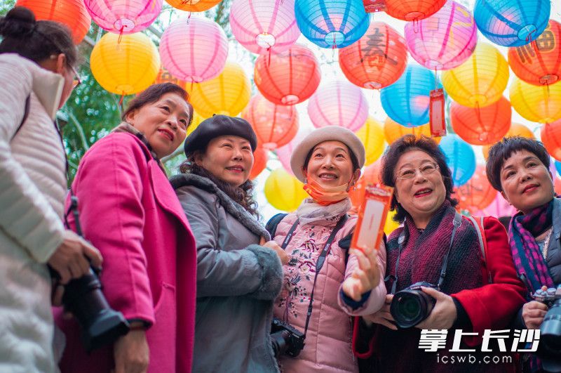 摄影爱好者打卡老街。