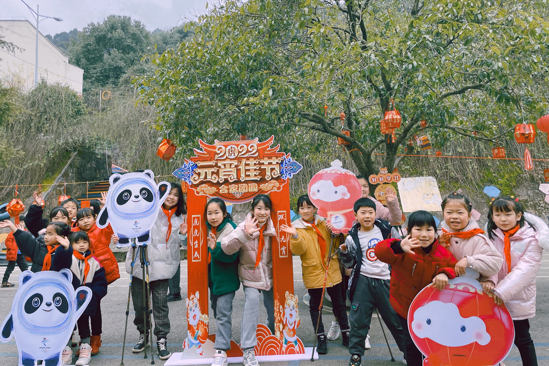 15日上午，光明小学举行“我们的节日——元宵节”主题活动。均为长沙晚报通讯员 杨伊 摄