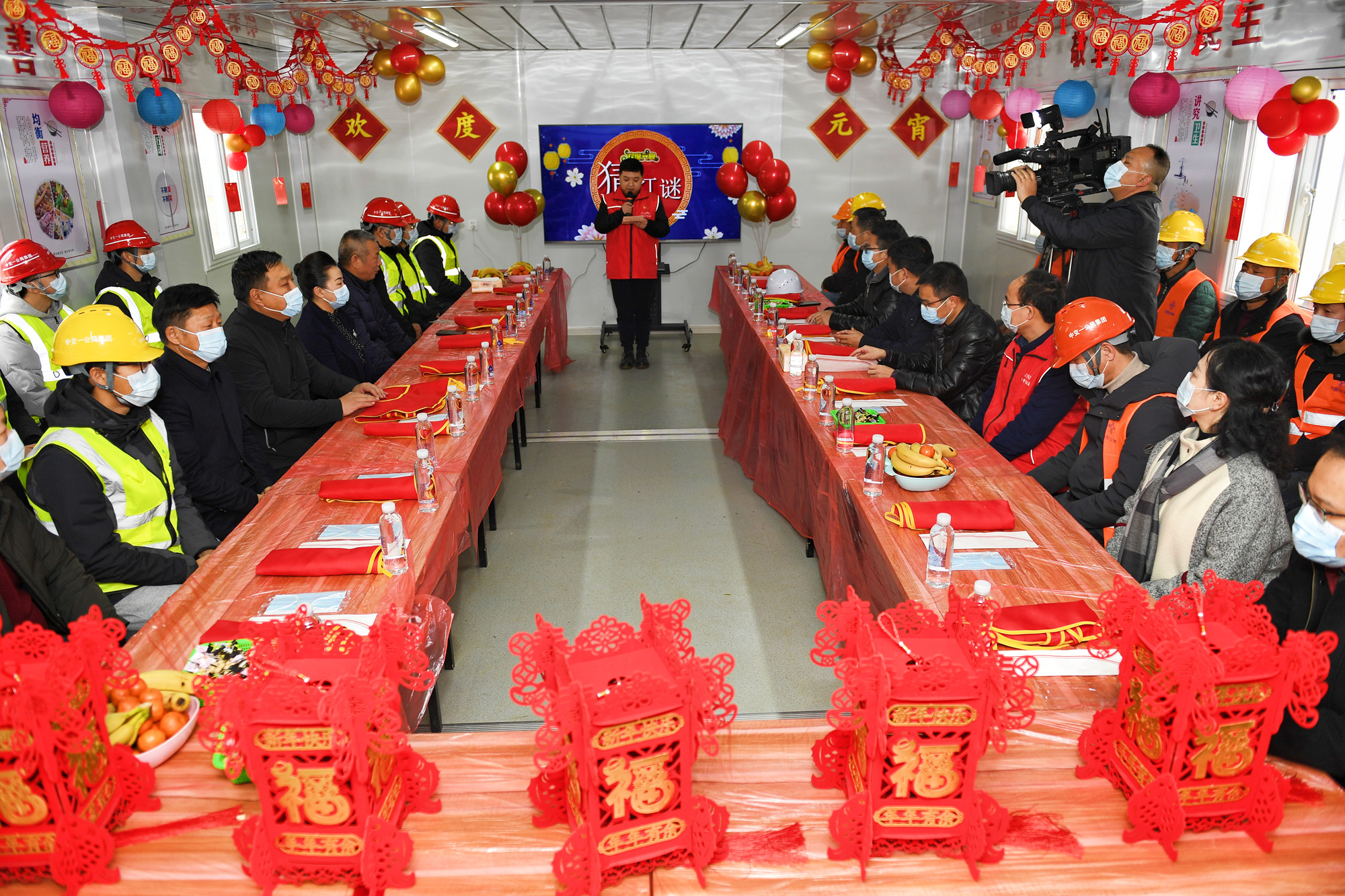 长沙住建执法“螺丝钉”志愿队与项目建设者一起开展了“闹元宵”游戏，大家一起挂灯笼、猜灯谜、包汤圆、煮汤圆。
