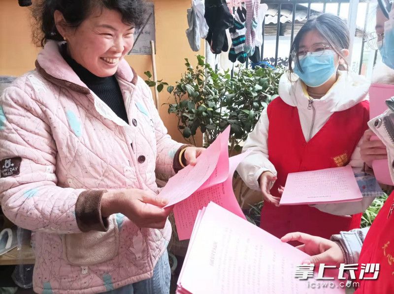 大学生志愿者“送法入户”，受到群众欢迎。