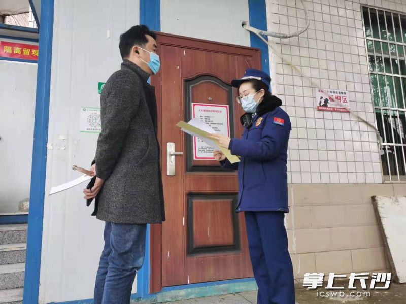 消防监督员依法告知当事人拟作出临时查封的事实、理由及依据。均为长沙晚报通讯员 胡宇波 供图