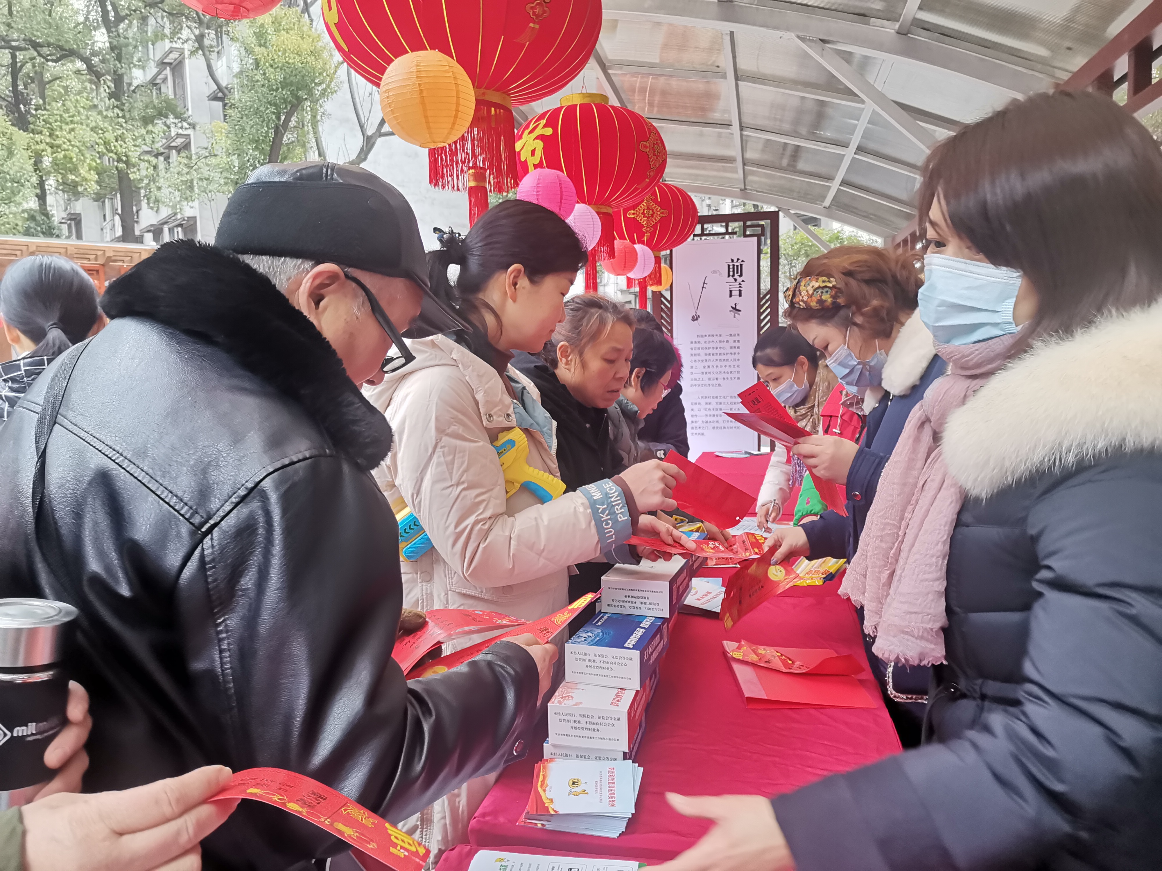 党员群众争相竞猜“红色灯谜”。