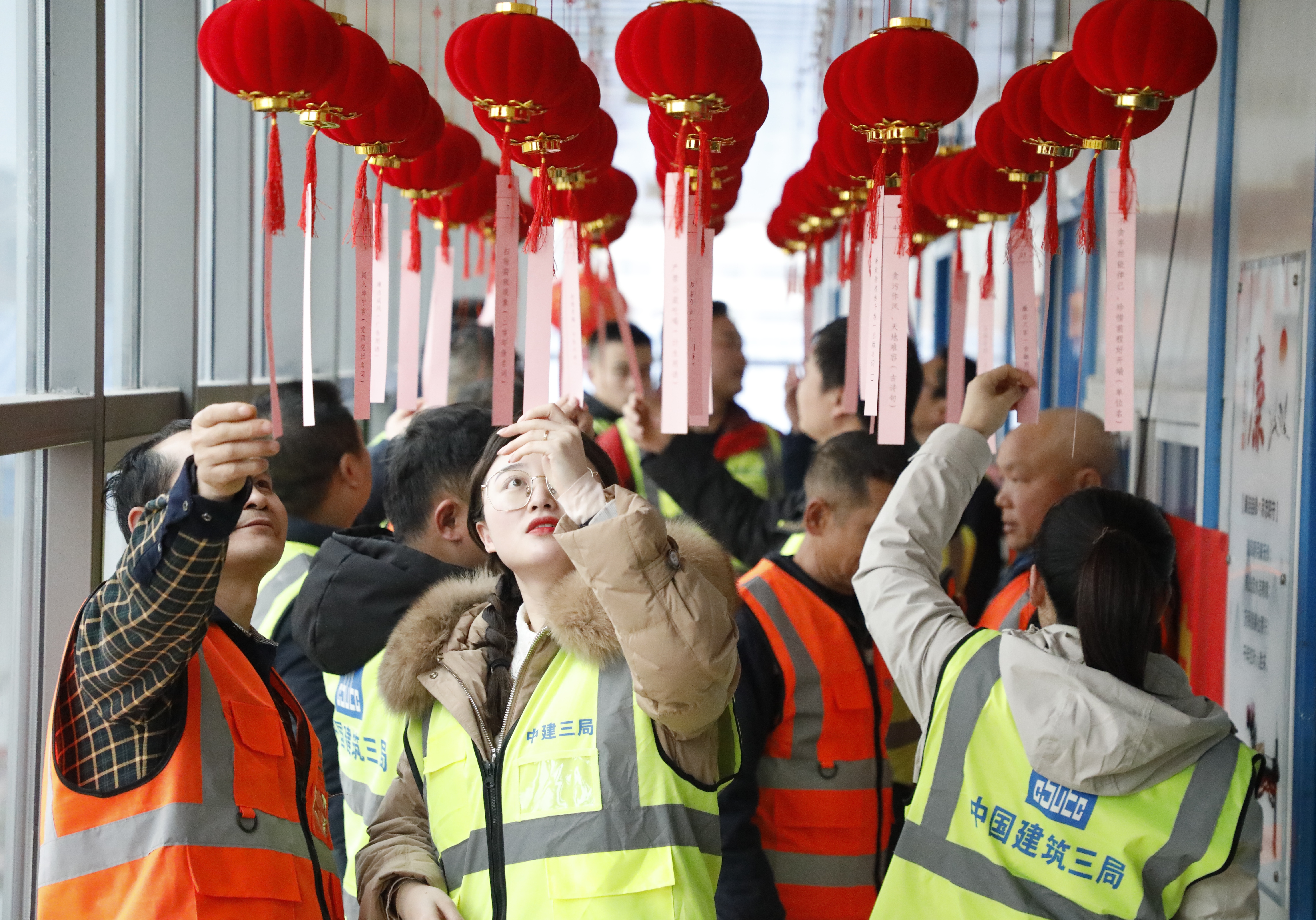 在中建三局长沙县人民医院项目，项目建设者们正在猜廉洁灯谜。