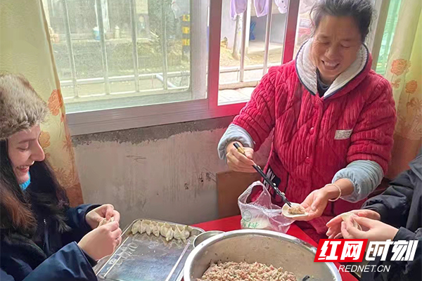 梅洛和婆婆一起在包饺子。