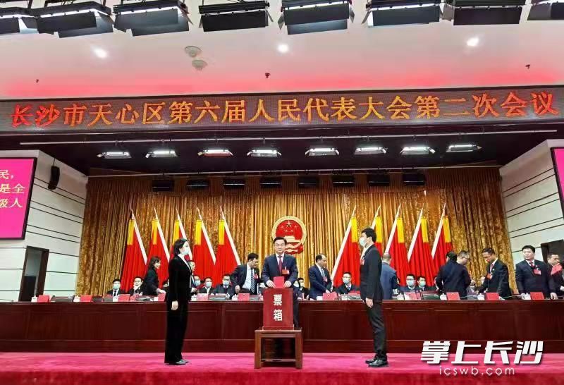大会现场，天心区委书记吴新伟投票。长沙晚报通讯员  李旦 供图