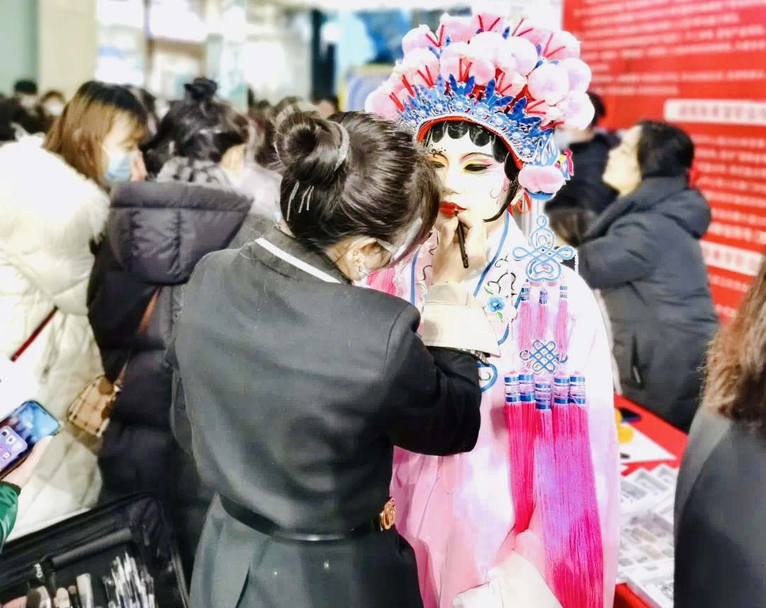 面对直播镜头，美妆达人巧手将模特变成美丽的京剧旦角儿，穿越感十足。 均为长沙晚报全媒体记者李卓摄