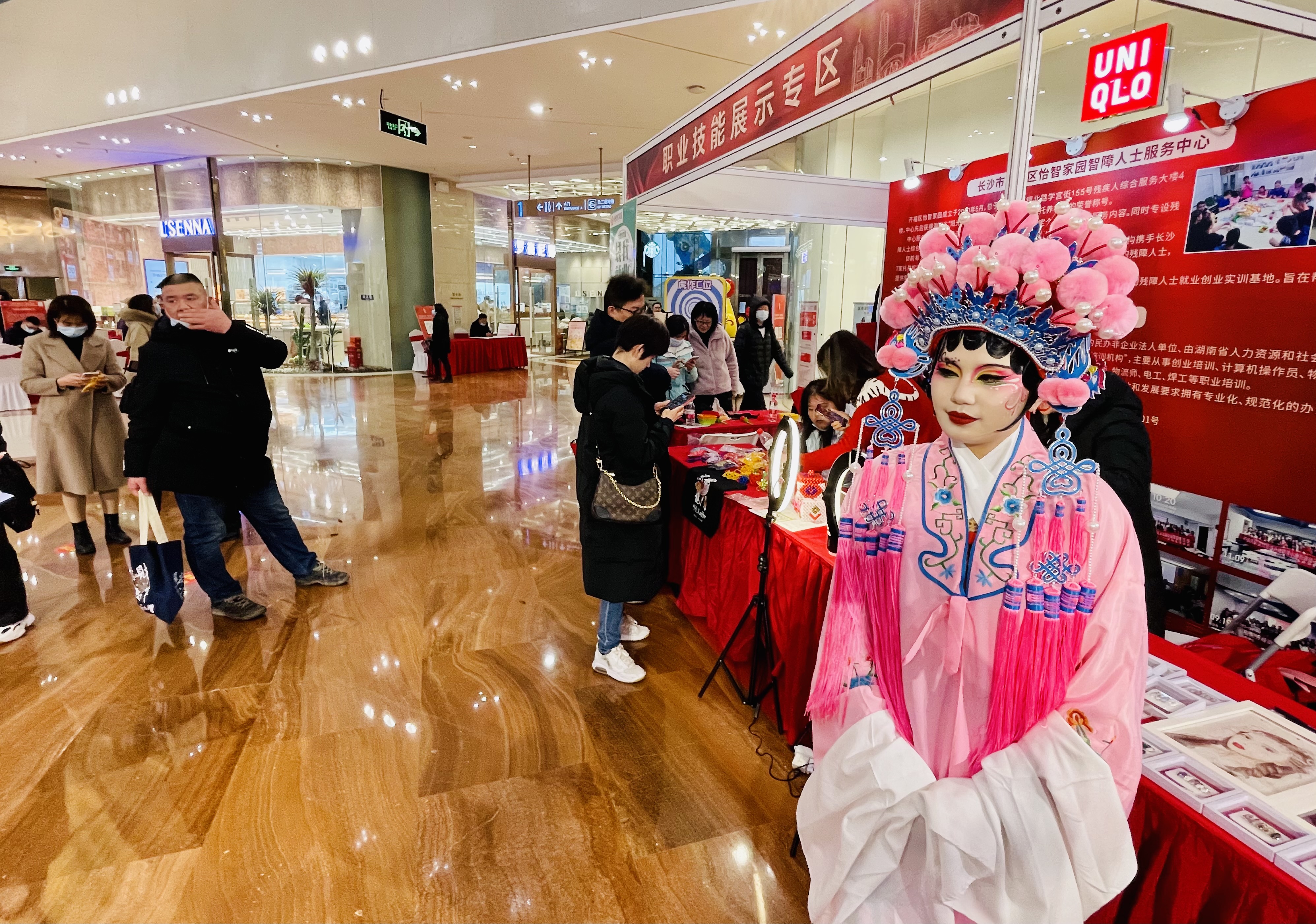 这是招聘会，还是艺能直播秀？