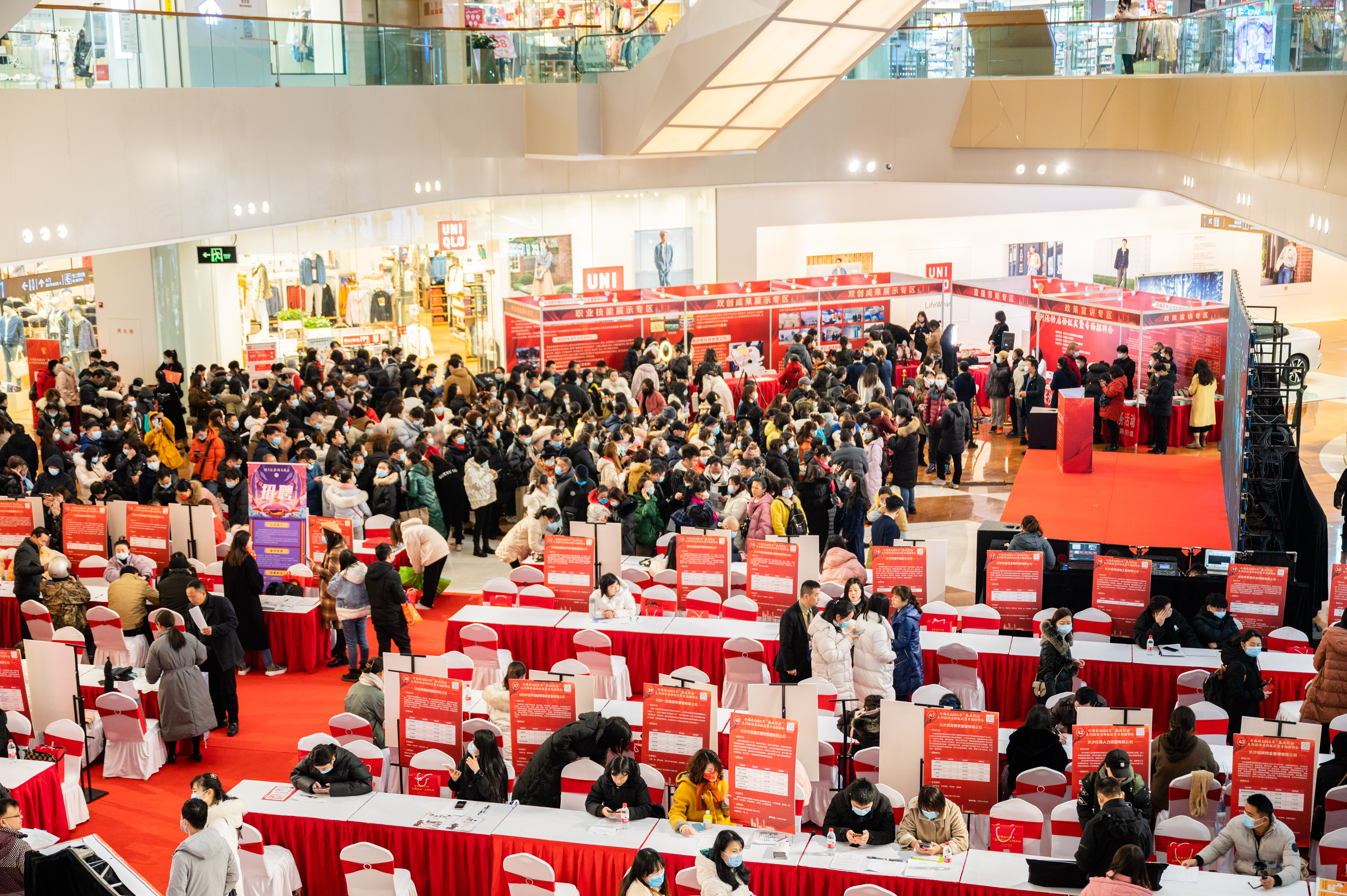 首场招聘会上人气爆棚。