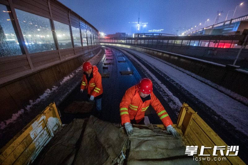 工作人员告诉记者，他们按照间隔1.5米的距离铺设麻袋。