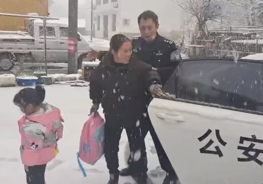 大雪天里，民警将李女士母女送到家门口。 均为受访者供图