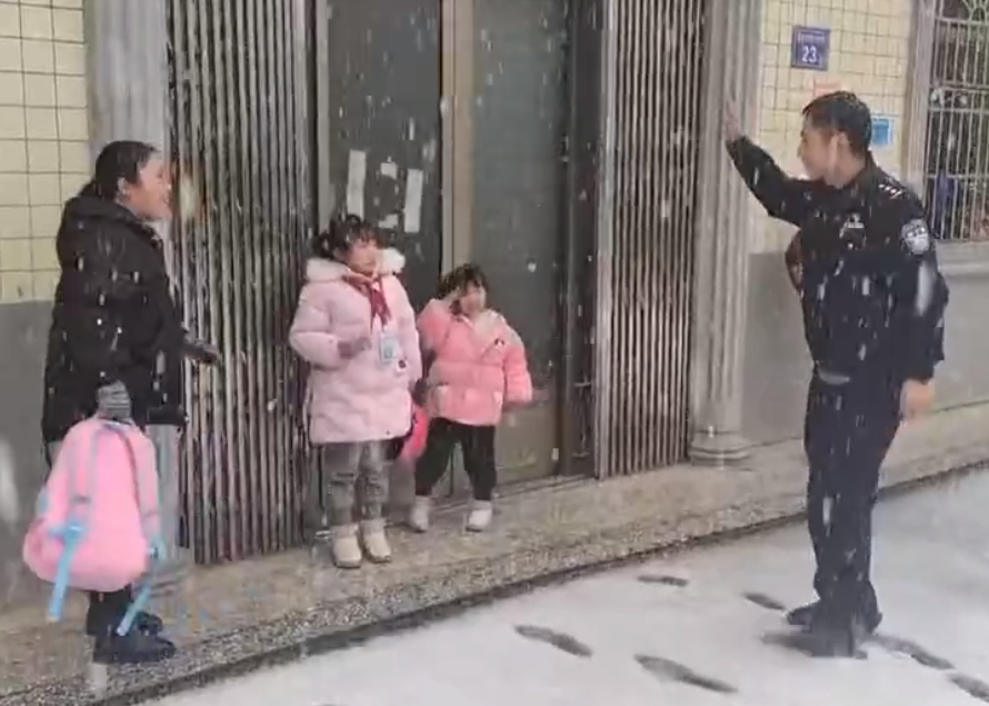 民警将这母女三人送到后，挥手道别，5岁女孩还主动敬礼致谢。