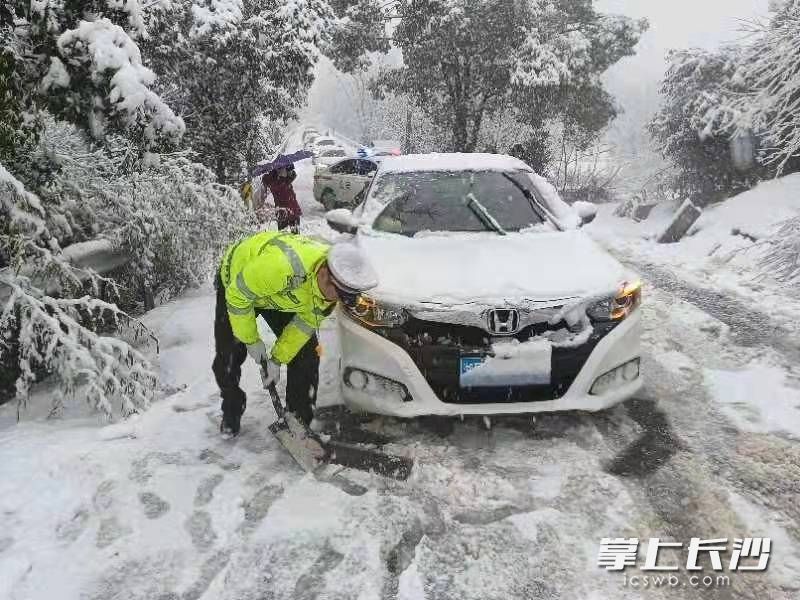 天心交警大队清扫路面。图片均为受访者提供