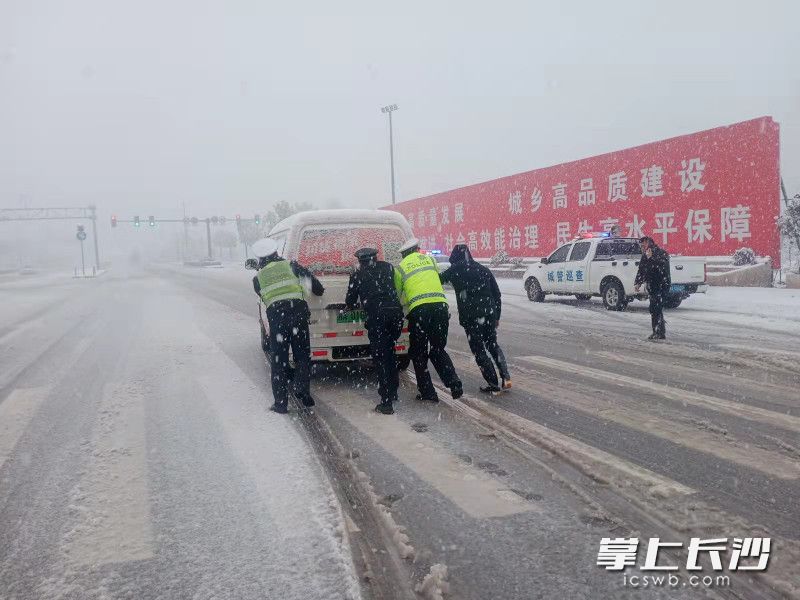 长沙县交警推抛锚的车辆