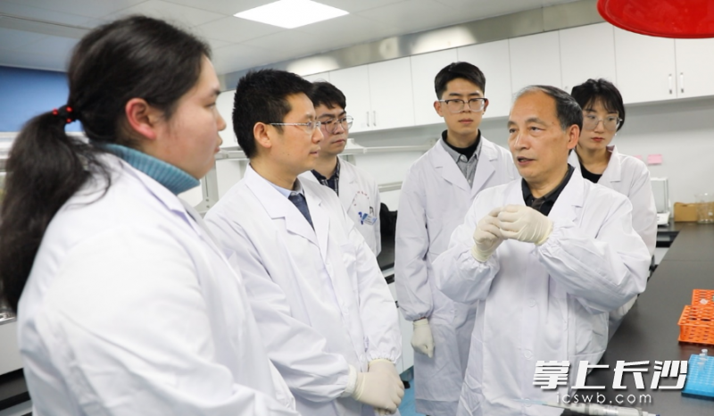 曹德良教授带领团队成员在实验室工作。  长沙晚报通讯员 夏文辉 摄