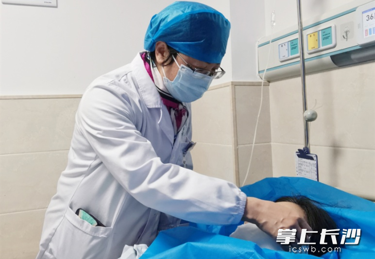 湖南省中医院皮肤科副主任医师李小莎正在为带状疱疹患者做相关检查。长沙晚报通讯员 何穰 摄